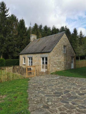 Chalet confortable à Perriers-en-Beauficel avec terrasse